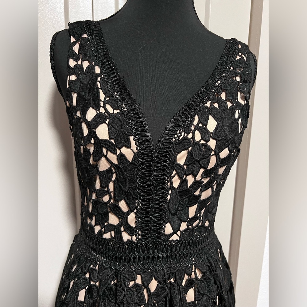 Gianni Bini Black Lace with Cream Lining. Excellent condition.